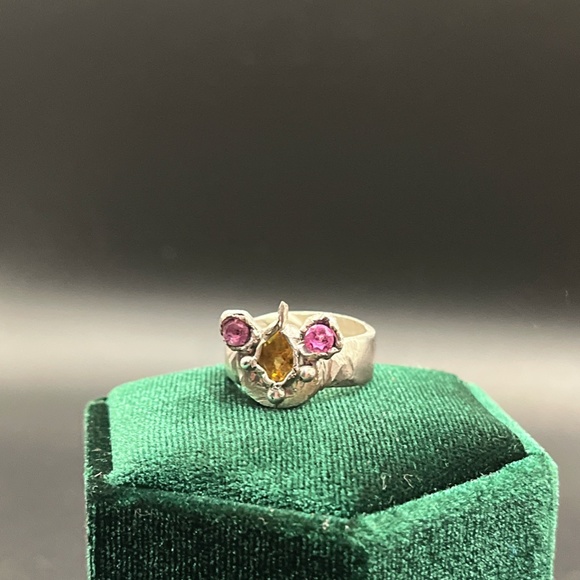 The Pretty Kitty - Picture 2 of 2